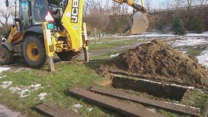 Na Slovensku chtěli zasypat hrob bagrem. Příbuzní po pohřbu koukali, jak se blíží